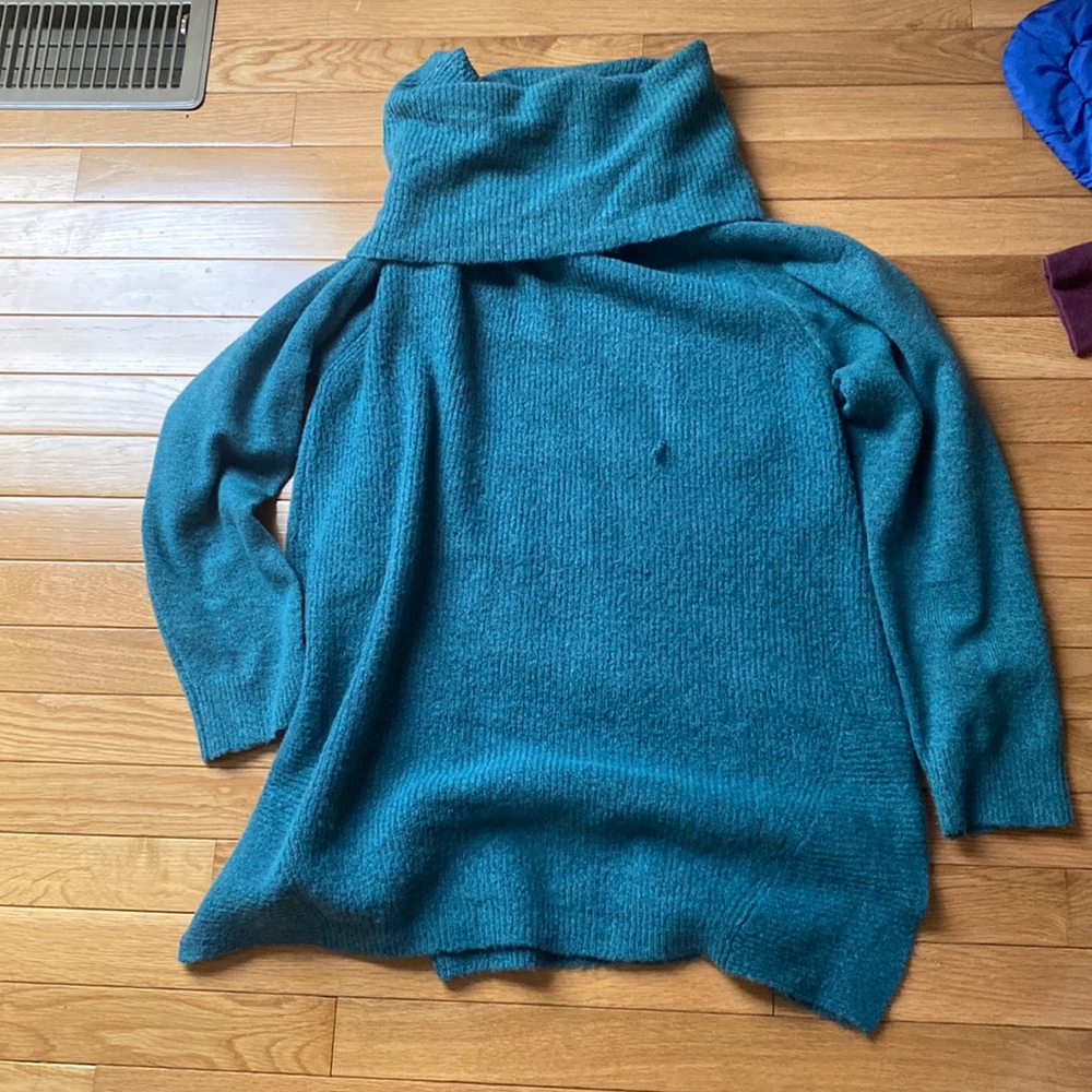 Women’s green turtle neck